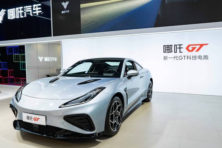 惠州273哪吒汽车在智能汽车领域的表现，领途汽车在新能源汽车市场中的影响力